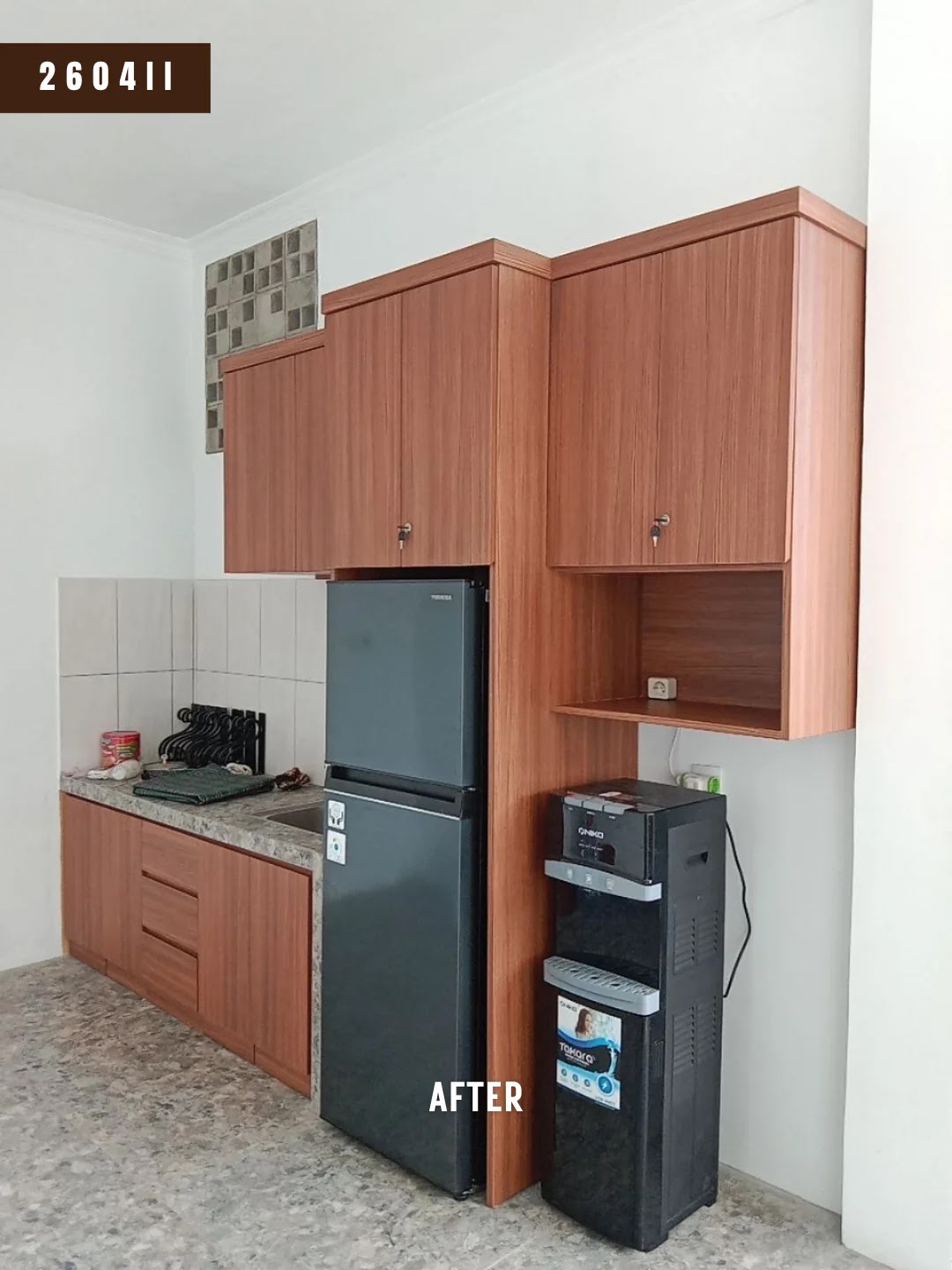 Kitchen set minimalis motif kayu di Baleendah Bandung, proyek 2604II Mebel Minimalis Bandung, kabinet atas memanjang dan kolom tinggi sampai plafon mengapit kulkas