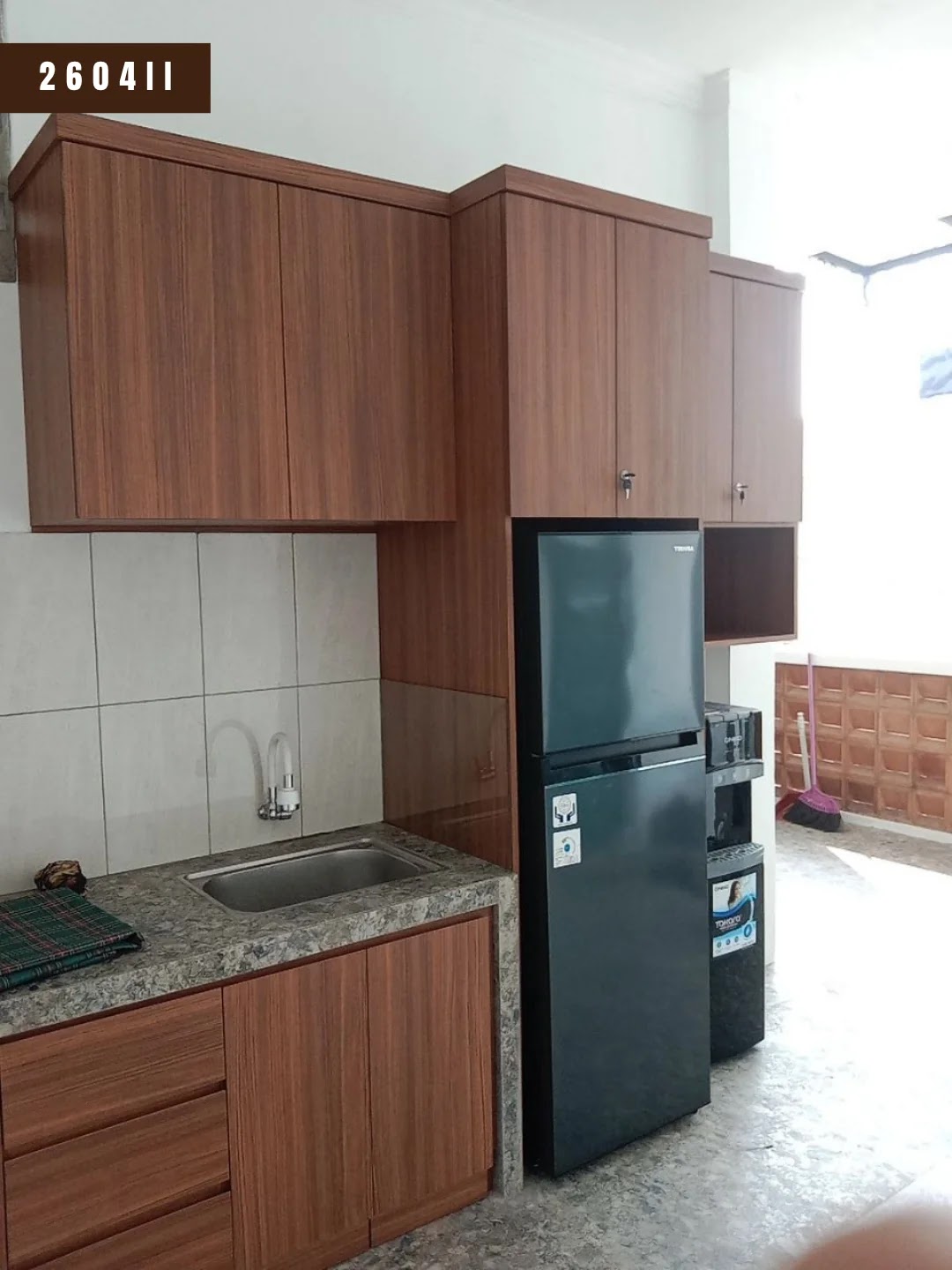Sudut cuci piring kitchen set proyek 2604II Baleendah Bandung, kabinet bawah berlaci menutup kolong meja beton