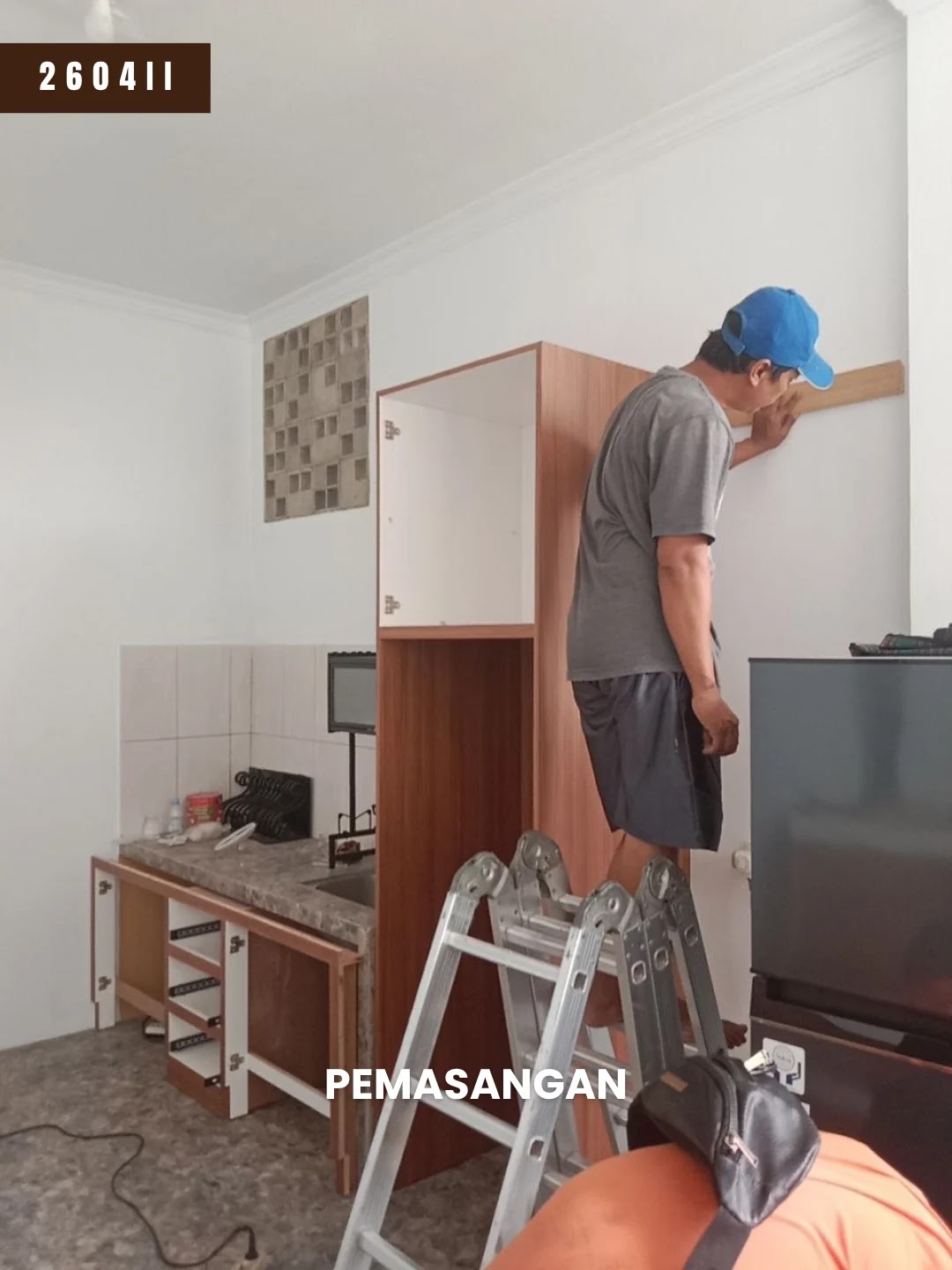 Tim Mebel Minimalis Bandung memasang kabinet atas kitchen set proyek 2604II di Baleendah Bandung