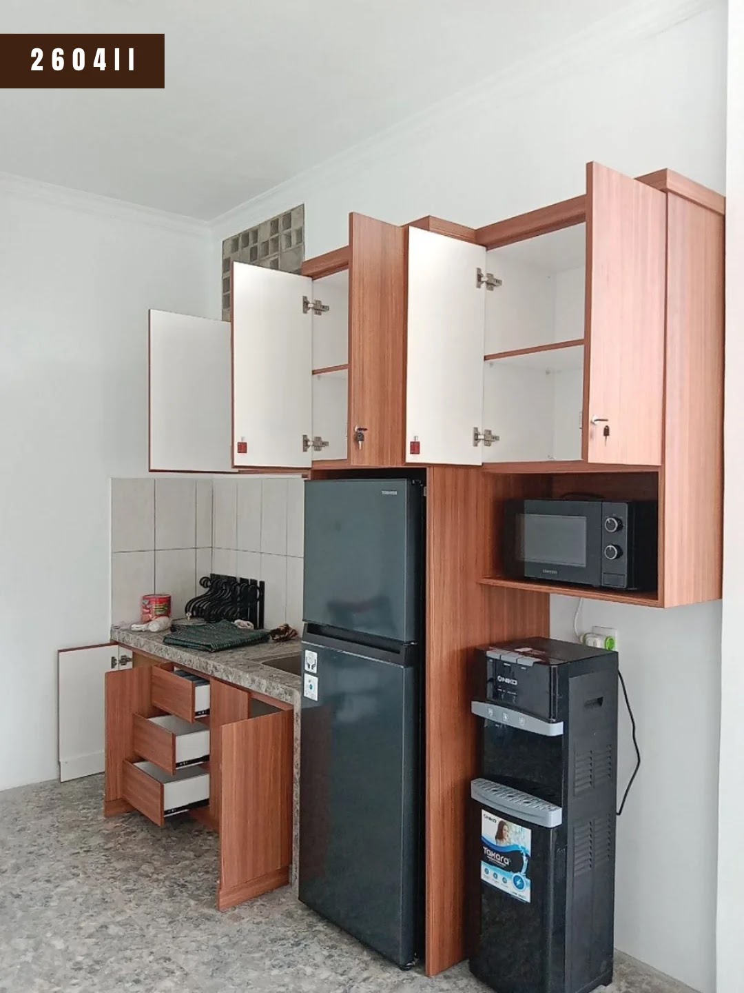 Kabinet kitchen set proyek 2604II Baleendah Bandung dengan pintu terbuka, bagian dalam putih terang dan laci ditarik keluar