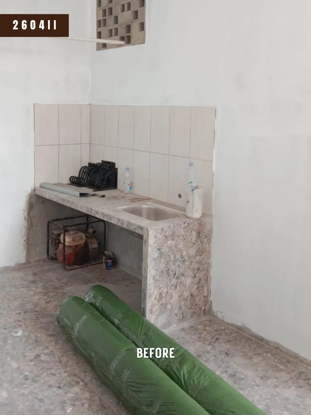 Kondisi dapur sebelum dipasang kitchen set di Baleendah Bandung, meja beton cor terbuka dengan bak cuci dan dinding keramik tanpa kabinet