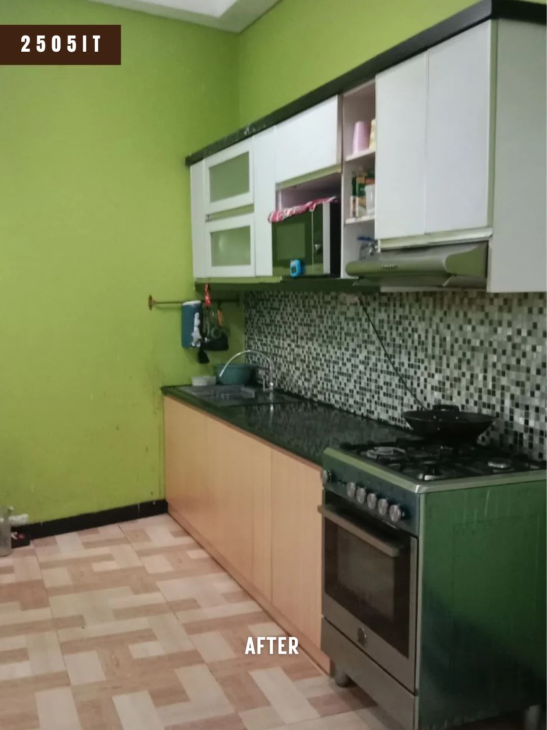 Kitchen set minimalis custom di Cileunyi Bandung, proyek 2505IT Mebel Minimalis Bandung, kabinet atas putih dengan pintu kaca buram dan kabinet bawah HPL motif kayu terang