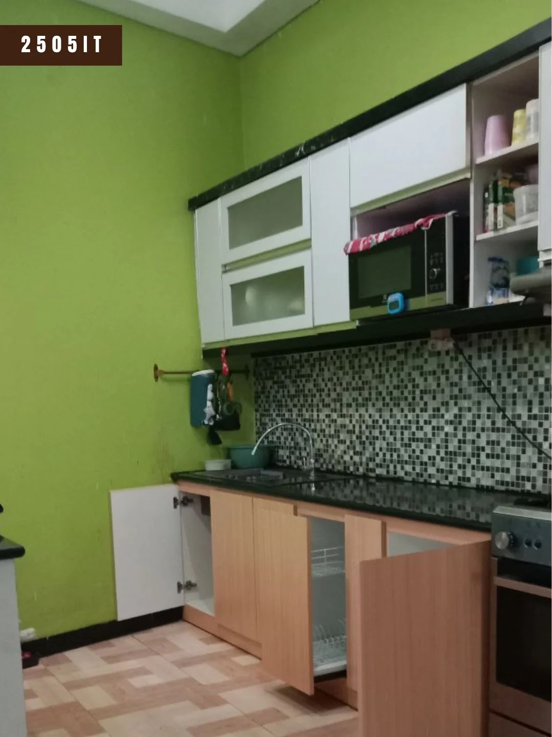 Kabinet bawah kitchen set proyek 2505IT di Cileunyi Bandung dengan pintu terbuka, bagian dalam berwarna putih terang dan ruang penyimpanan yang lega