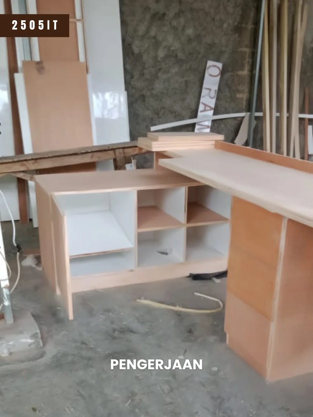 Proses pengerjaan modul kitchen set proyek 2505IT di bengkel Mebel Minimalis Bandung, rangka plywood dengan rak terbuka sebelum dikirim ke Cileunyi